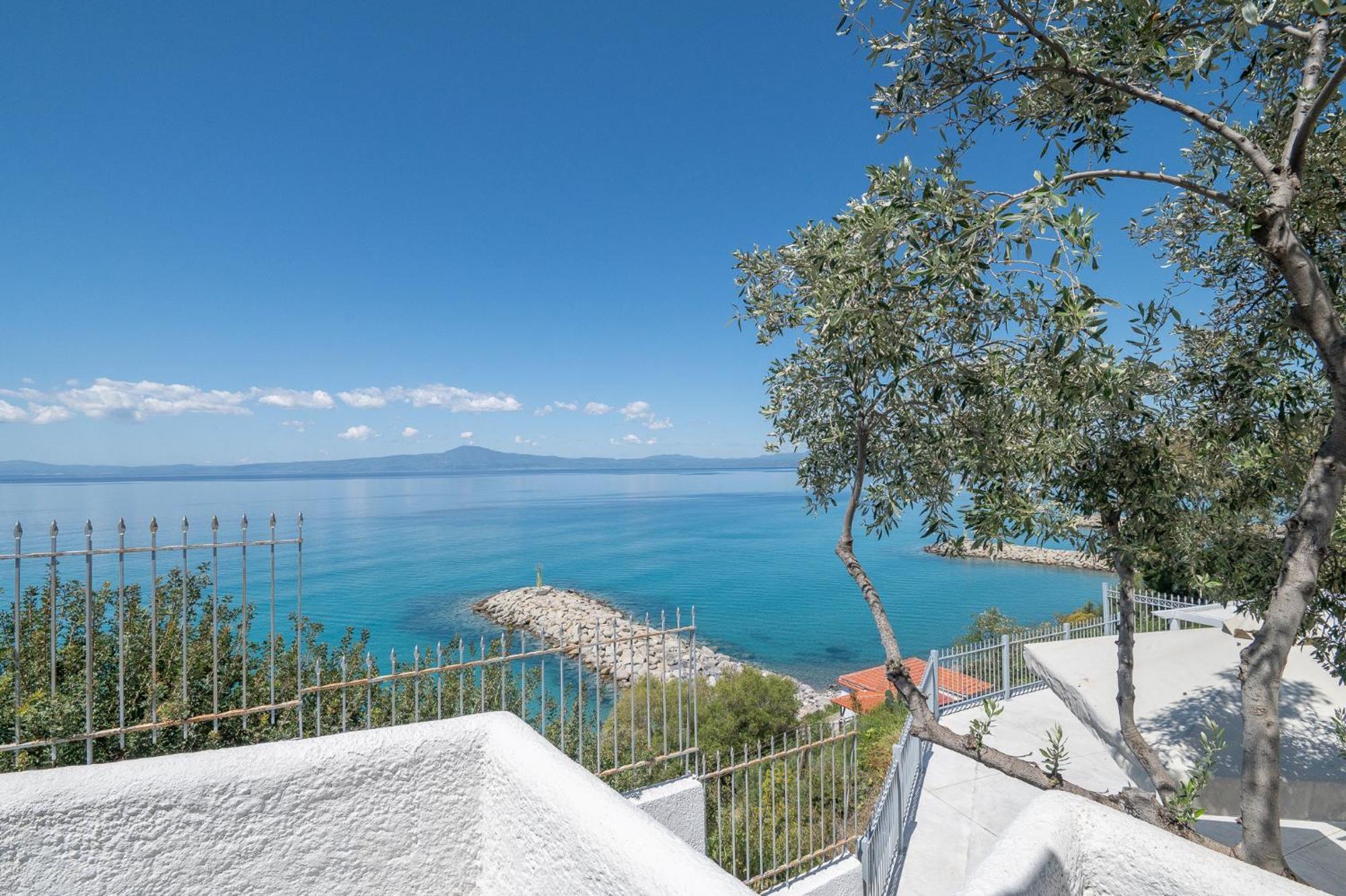 Pouletis Family Apartments - Akroyali Seaview Getaways Каламата Екстер'єр фото