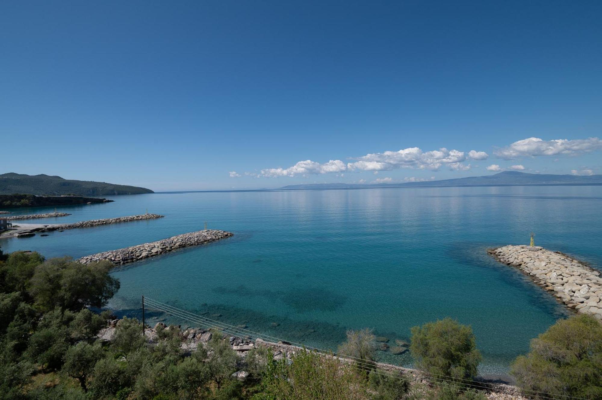 Pouletis Family Apartments - Akroyali Seaview Getaways Каламата Екстер'єр фото